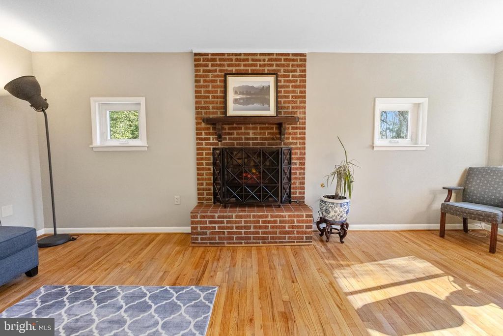 Image 4 of property listing at 1294 CIRCLE DR, Arnold, MD 21012