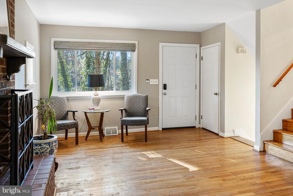 Image 5 of property listing at 1294 CIRCLE DR, Arnold, MD 21012