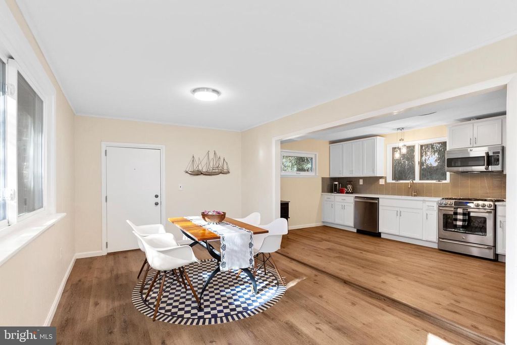 Image 6 of property listing at 1294 CIRCLE DR, Arnold, MD 21012