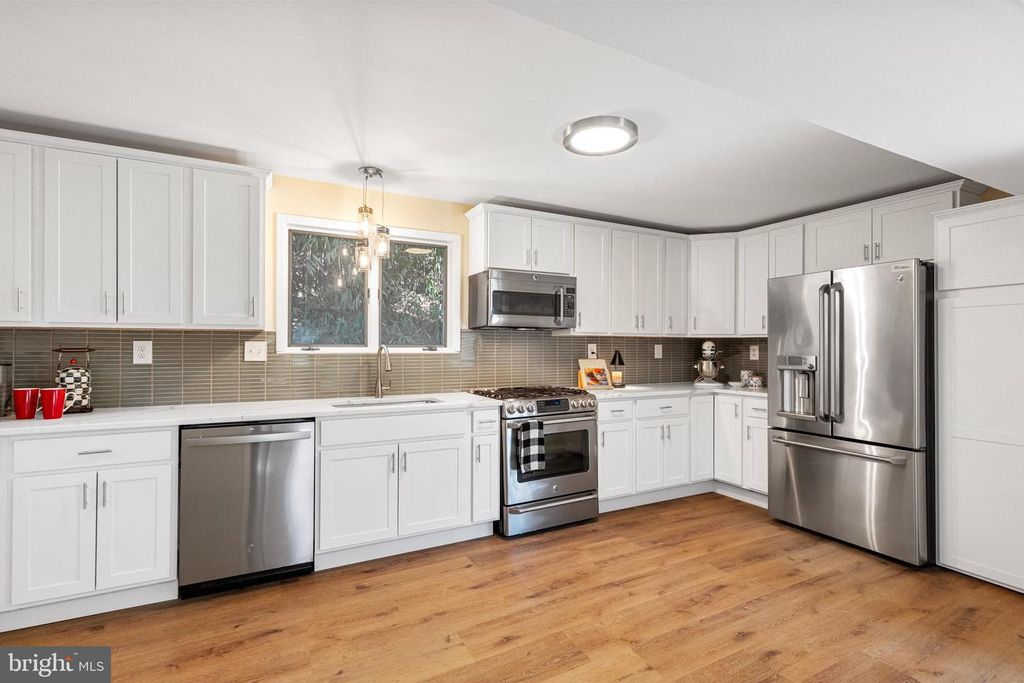 Image 7 of property listing at 1294 CIRCLE DR, Arnold, MD 21012