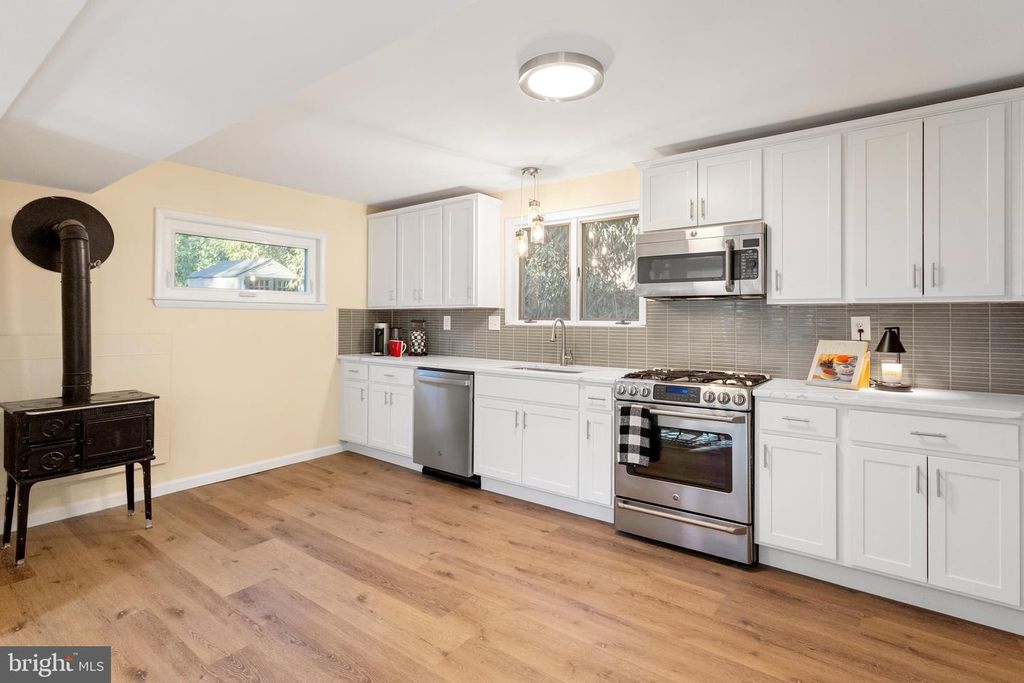 Image 8 of property listing at 1294 CIRCLE DR, Arnold, MD 21012