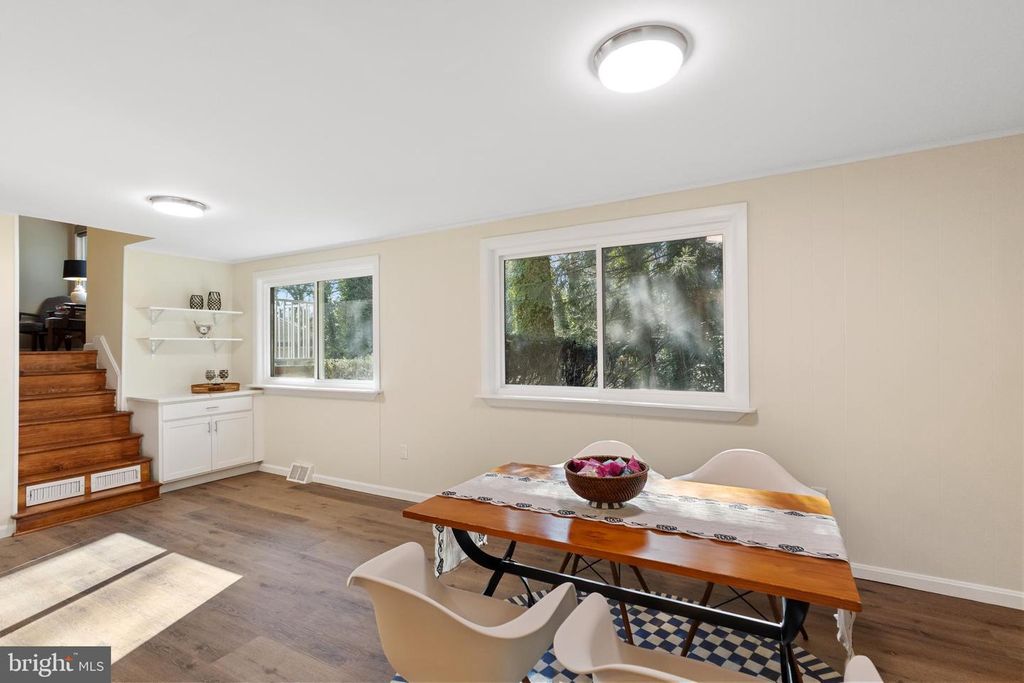 Image 9 of property listing at 1294 CIRCLE DR, Arnold, MD 21012