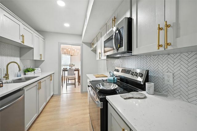 6 Park Lane, Bedford, TX 76021