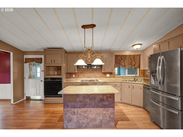 1200 E CENTRAL Ave 84, Sutherlin, OR 97479