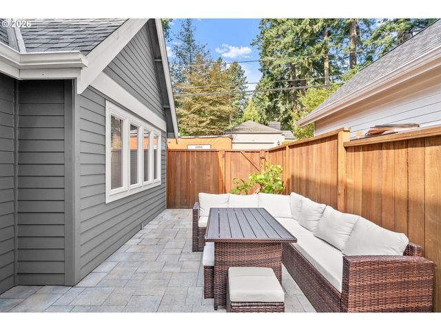 378 9TH St, Lake Oswego, OR 97034