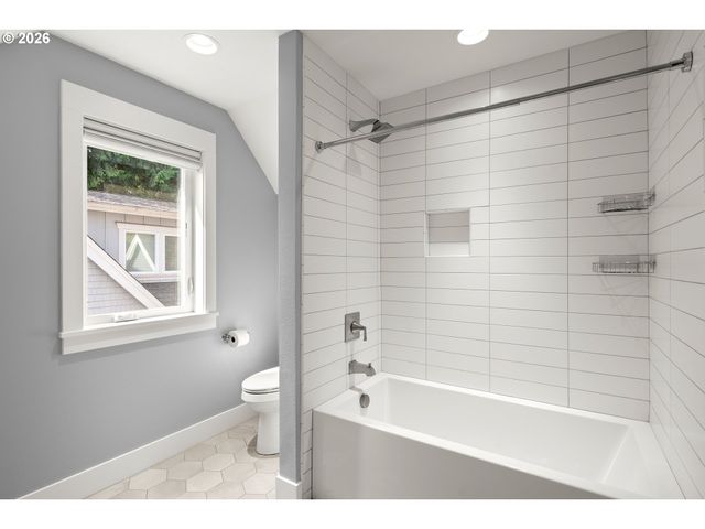 378 9TH St, Lake Oswego, OR 97034