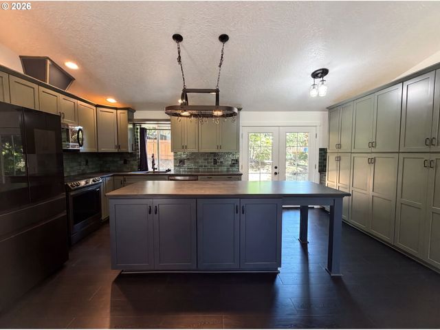 37685 SANDY HEIGHTS St, Sandy, OR 97055