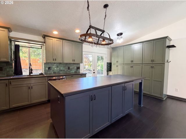 37685 SANDY HEIGHTS St, Sandy, OR 97055