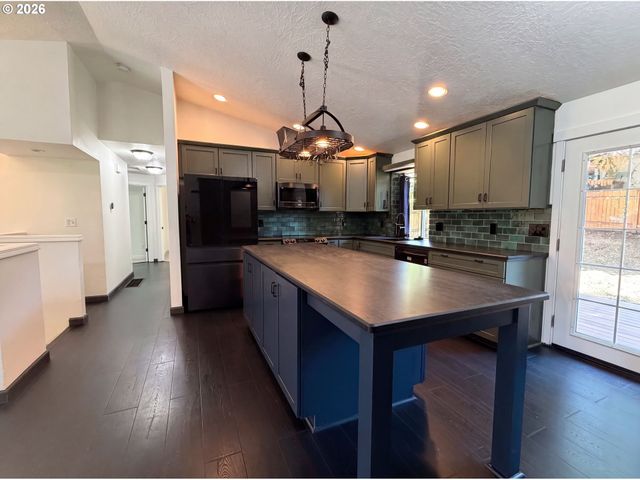 37685 SANDY HEIGHTS St, Sandy, OR 97055