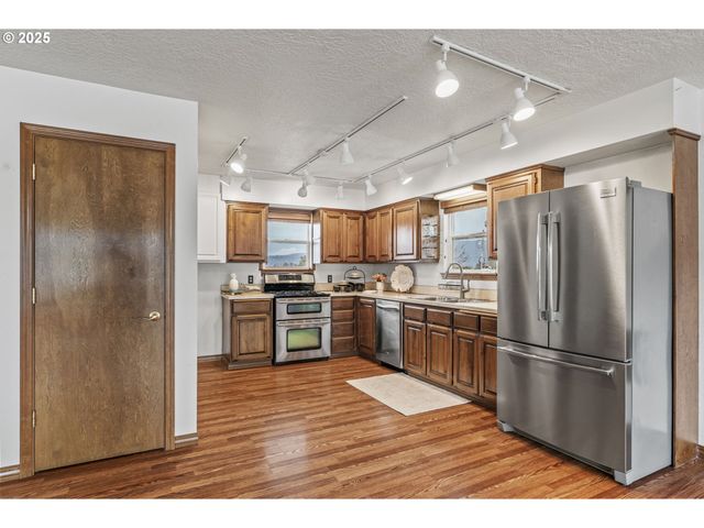 277 W SUNNY SANDS Rd, Cathlamet, WA 98612