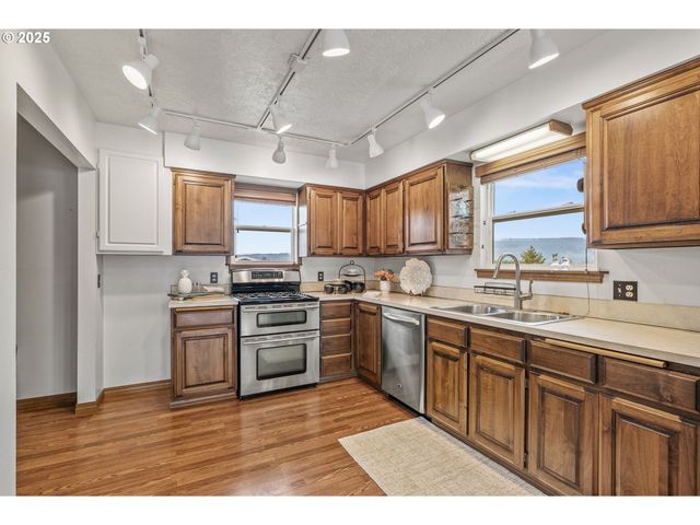 277 W SUNNY SANDS Rd, Cathlamet, WA 98612