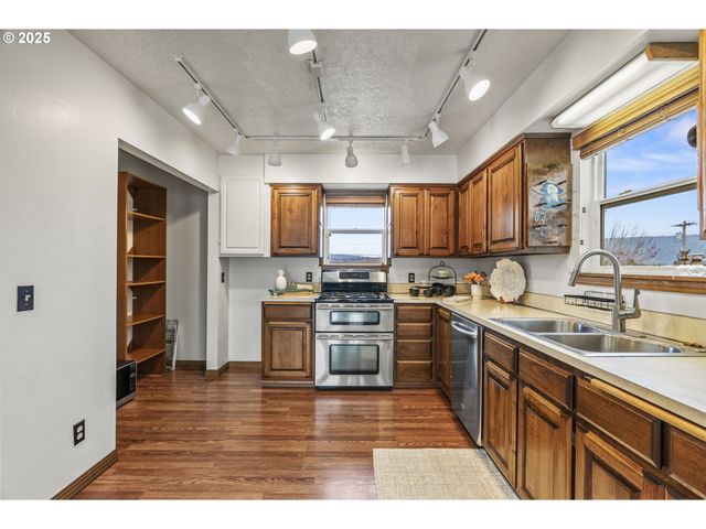 277 W SUNNY SANDS Rd, Cathlamet, WA 98612