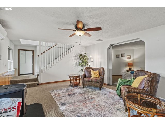 277 W SUNNY SANDS Rd, Cathlamet, WA 98612