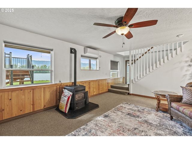 277 W SUNNY SANDS Rd, Cathlamet, WA 98612