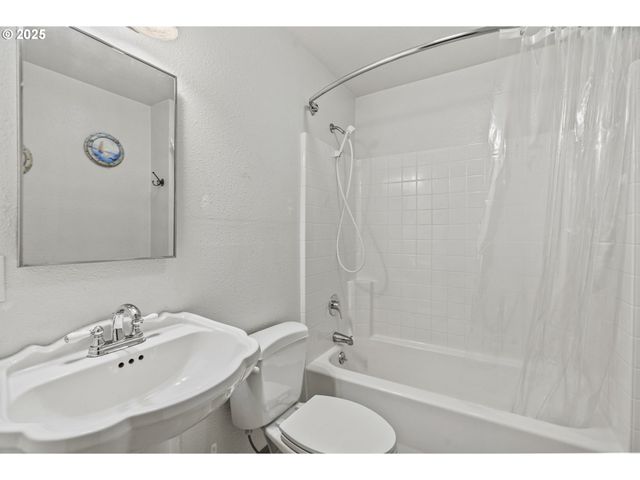 277 W SUNNY SANDS Rd, Cathlamet, WA 98612