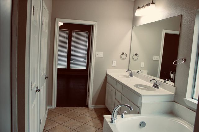 10240 Los Barros Trail, Fort Worth, TX 76177