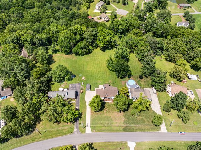 1208 Newmans Trl, Hendersonville, TN 37075
