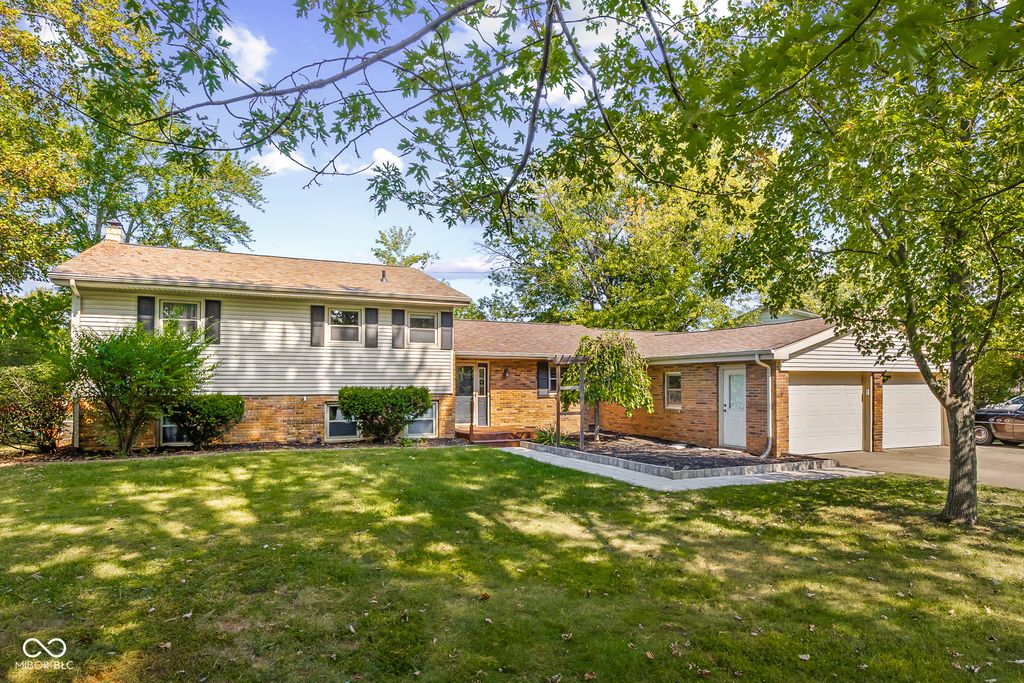 3736 W South Wood Lake Drive, Columbus, IN 47201