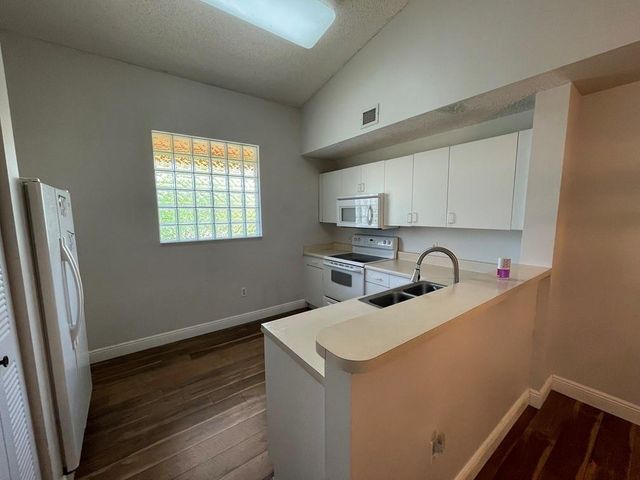 6992 SW 39th Street I203, Davie, FL 33314