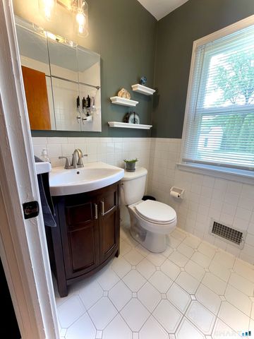 41 Cumpstone Drive, Hamden, CT 06518