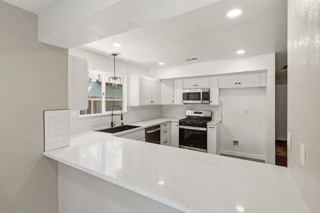 7521 Delta Pointe Way, Sacramento, CA 95823
