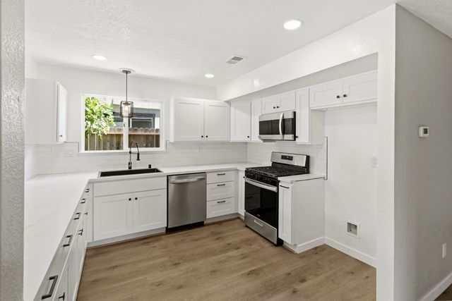 7521 Delta Pointe Way, Sacramento, CA 95823