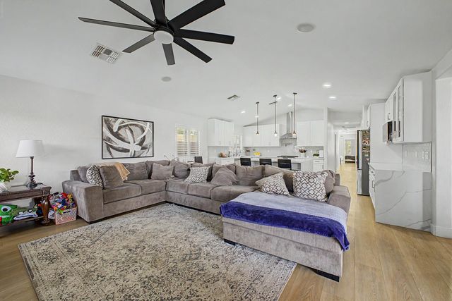 8352 W San Juan Avenue, Glendale, AZ 85305