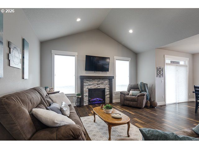 1668 Ne CLAYTON Dr, Estacada, OR 97023