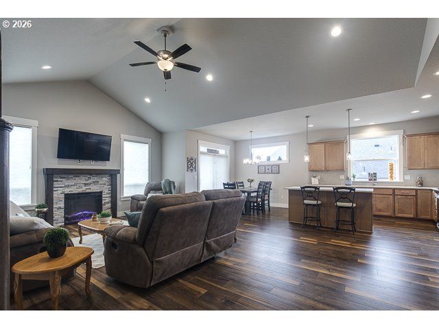 1668 Ne CLAYTON Dr, Estacada, OR 97023