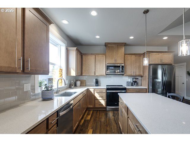 1668 Ne CLAYTON Dr, Estacada, OR 97023