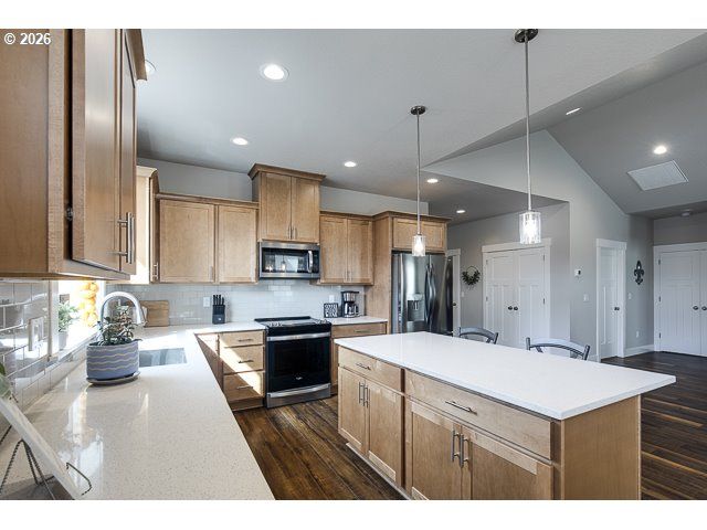 1668 Ne CLAYTON Dr, Estacada, OR 97023