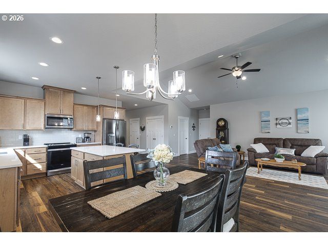 1668 Ne CLAYTON Dr, Estacada, OR 97023