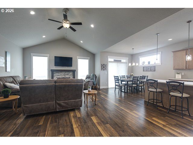 1668 Ne CLAYTON Dr, Estacada, OR 97023