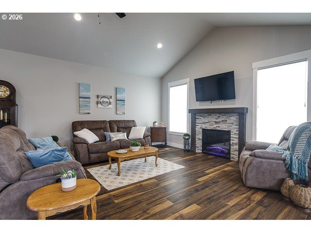 1668 Ne CLAYTON Dr, Estacada, OR 97023