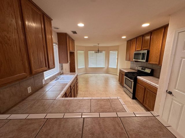 3927 E Center Street, Visalia, CA 93291