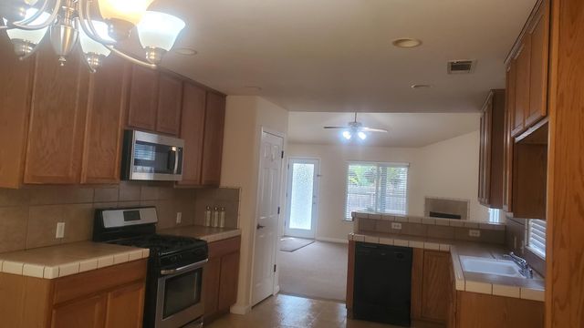 3927 E Center Street, Visalia, CA 93291