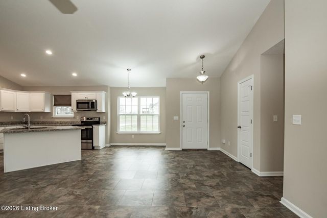 540 University Dr, Radcliff, KY 40160