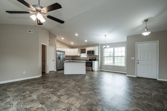 540 University Dr, Radcliff, KY 40160