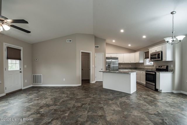 540 University Dr, Radcliff, KY 40160