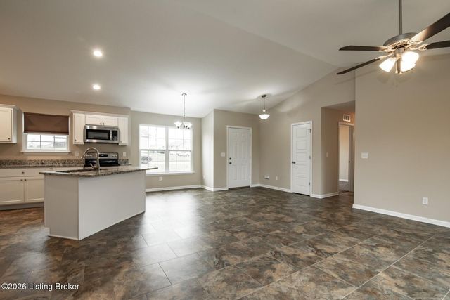 540 University Dr, Radcliff, KY 40160