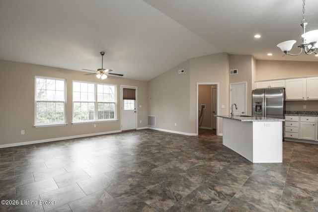 540 University Dr, Radcliff, KY 40160