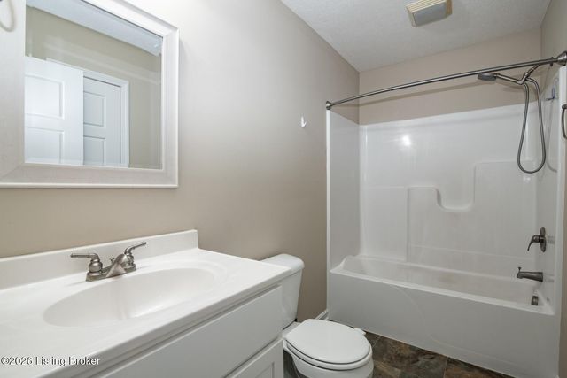 540 University Dr, Radcliff, KY 40160