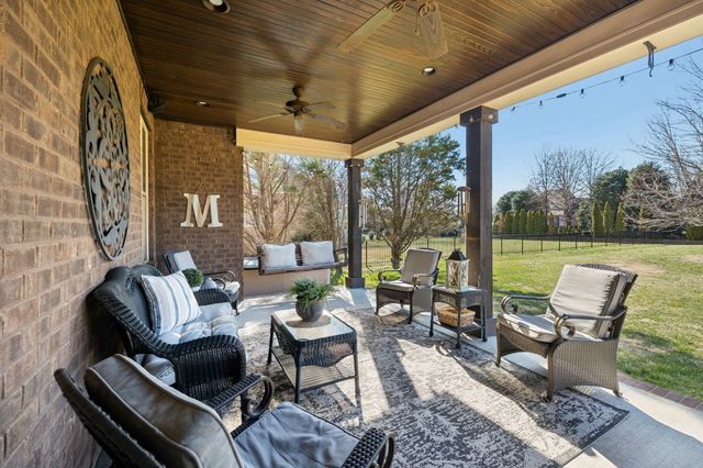 1035 Dorset Dr, Hendersonville, TN 37075