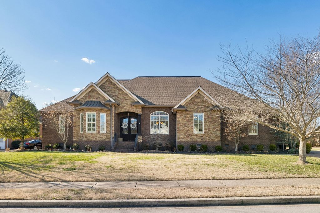 1035 Dorset Dr, Hendersonville, TN 37075