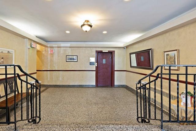 205 E 238th Street # 2C, New York City, NY 10470