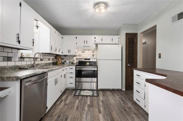 SW Rockwood Street, Blue Springs, MO 61014