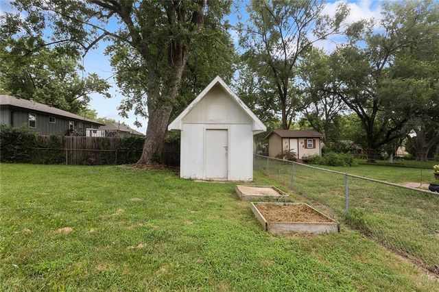 SW Rockwood Street, Blue Springs, MO 61014