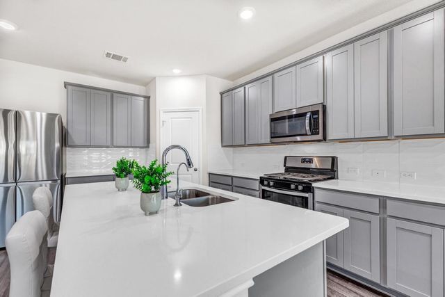 913 Main ST, Hutto, TX 78634