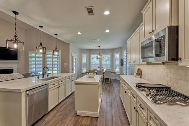 155 W Wading Pond Circle, Tomball, TX 77375