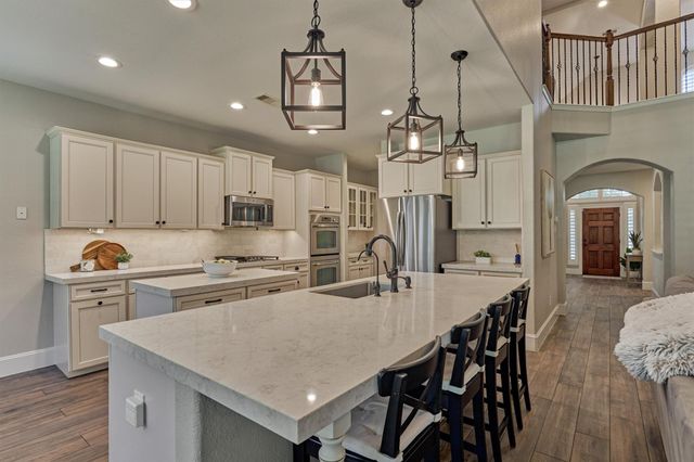 155 W Wading Pond Circle, Tomball, TX 77375